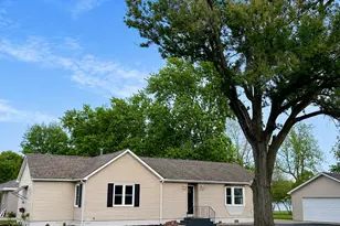 302 E Fine St, Ashkum, IL 60911 - Photo 2