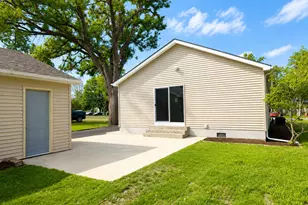 302 E Fine St, Ashkum, IL 60911 - Photo 4