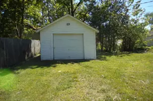 121 Lakewood Ave, Crystal Lake, IL 60014 - Photo 2