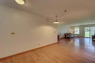 25 Coolidge Ct, Streamwood, IL 60107 - Photo 6