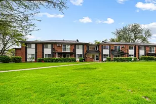 2431 E Brandenberry Ct, Arlington Heights, IL 60004 - Photo 2