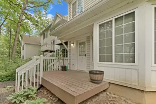 274 W Treehouse Ln, Round Lake, IL 60073 - Photo 2