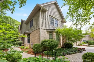 1028 Crestwood Cir, Saint Charles, IL 60175 - Photo 2
