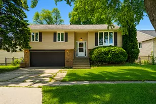 815 Oriole Dr, Streamwood, IL 60107 - Photo 2