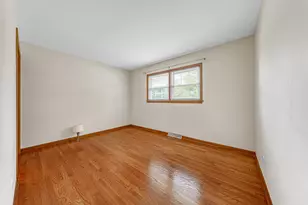 330 Gareth Ln, Schaumburg, IL 60193 - Photo 8