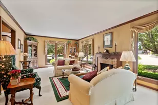 805 NW Holcomb Dr, Mundelein, IL 60060 - Photo 6