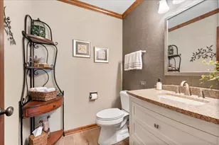 805 NW Holcomb Dr, Mundelein, IL 60060 - Photo 8