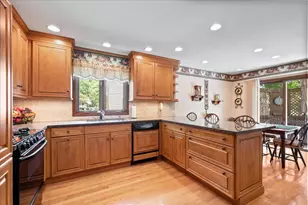 805 NW Holcomb Dr, Mundelein, IL 60060 - Photo 12