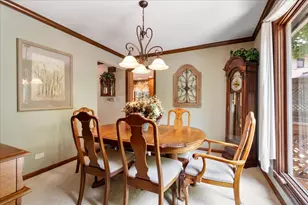 805 NW Holcomb Dr, Mundelein, IL 60060 - Photo 10