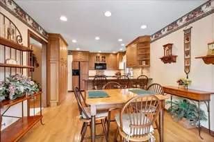 805 NW Holcomb Dr, Mundelein, IL 60060 - Photo 14