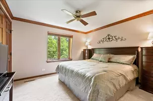 805 NW Holcomb Dr, Mundelein, IL 60060 - Photo 18