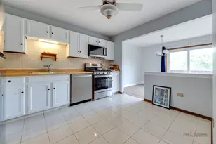676 Cumberland Trail, Roselle, IL 60172 - Photo 10
