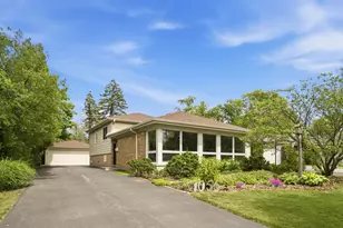 1055 Hillcrest Ave, Highland Park, IL 60035 - Photo 2