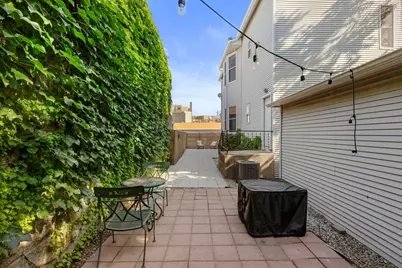1549 W Barry Avenue #2, Chicago, IL 60657 - Photo 18