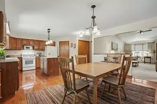 1975 Sandy Creek Dr, Elgin, IL 60123 - Photo 10