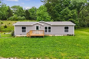 802 Reynolds Dr, Charleston, IL 61920 - Photo 2