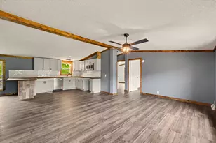 802 Reynolds Dr, Charleston, IL 61920 - Photo 6