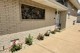 8927 S Sacramento Ave, Evergreen Park, IL 60805 - Photo 2