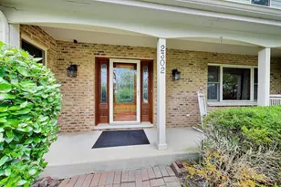 2302 Lisa Ct, Palatine, IL 60067 - Photo 2
