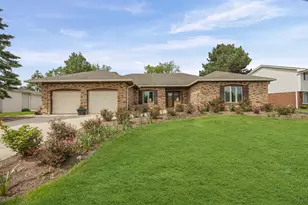412 Stratford Ln, Willowbrook, IL 60527 - Photo 1