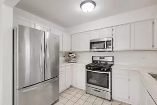 647 N Charter Hall Dr, Palatine, IL 60067 - Photo 10