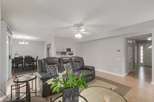 647 N Charter Hall Dr, Palatine, IL 60067 - Photo 4