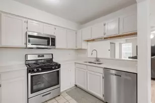 647 N Charter Hall Dr, Palatine, IL 60067 - Photo 8