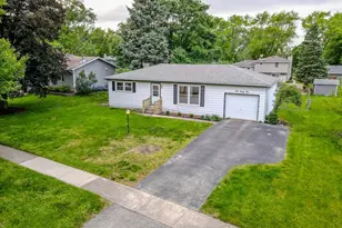 30W162 Claymore Ln, Naperville, IL 60563 - Photo 2