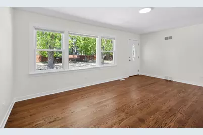 6207 W Eastwood Avenue, Chicago, IL 60630 - Photo 2