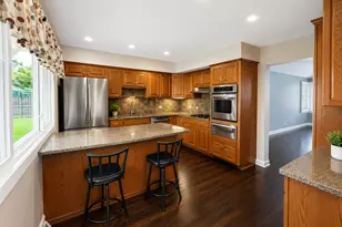360 E Huntington Ln, Elmhurst, IL 60126 - Photo 2