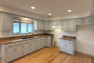 910 Catherine St, Joliet, IL 60435 - Photo 6