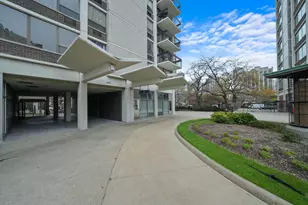 1460 N Sandburg Terrace, Chicago, IL 60610 - Photo 1