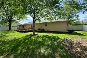 704 Wesley Ave, Savoy, IL 61874 - Photo 8