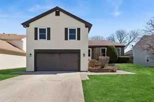 917 Shambliss Ln, Buffalo Grove, IL 60089 - Photo 2