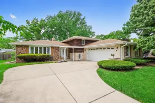 7724 Knottingham Ln, Downers Grove, IL 60516 - Photo 2