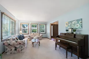 908 Firth Rd, Mundelein, IL 60060 - Photo 4