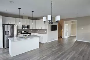 210 Timberleaf Cir, Roselle, IL 60172 - Photo 2