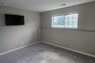 210 Timberleaf Cir, Roselle, IL 60172 - Photo 12