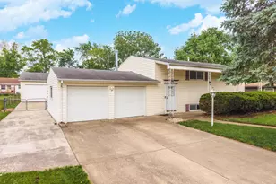 18 Oakwood Dr, Pontiac, IL 61764 - Photo 1