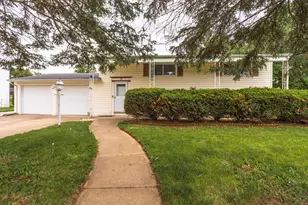 18 Oakwood Dr, Pontiac, IL 61764 - Photo 4