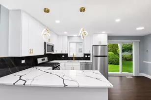 951 Chelsea Ln, Schaumburg, IL 60193 - Photo 10