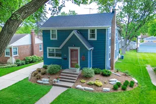 407 N Prospect Manor Ave, Mount Prospect, IL 60056 - Photo 2