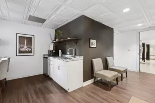 253 E Delaware Pl, Chicago, IL 60611 - Photo 14
