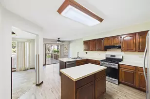 284 Lorraine Cir, Bloomingdale, IL 60108 - Photo 10