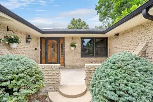 10S240 Hampshire Ln W, Willowbrook, IL 60527 - Photo 4