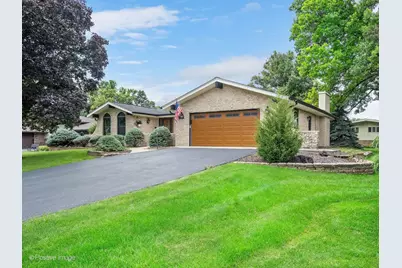 10S240 Hampshire Lane W, Willowbrook, IL 60527 - Photo 2