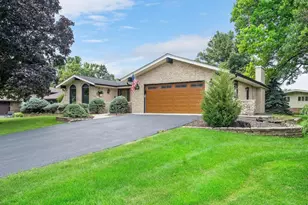 10S240 Hampshire Ln W, Willowbrook, IL 60527 - Photo 2