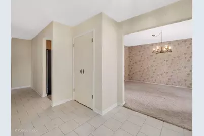 10S240 Hampshire Lane W, Willowbrook, IL 60527 - Photo 8