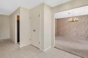 10S240 Hampshire Ln W, Willowbrook, IL 60527 - Photo 8
