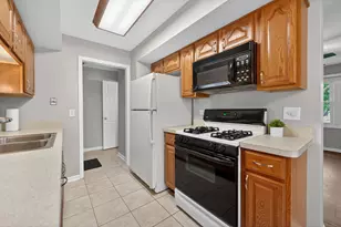 212 Amherst Ct, Bloomingdale, IL 60108 - Photo 16